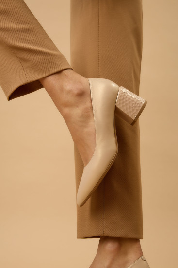 Жіночі туфлі Lonza 183367 бежеві демісезонні шкіряні